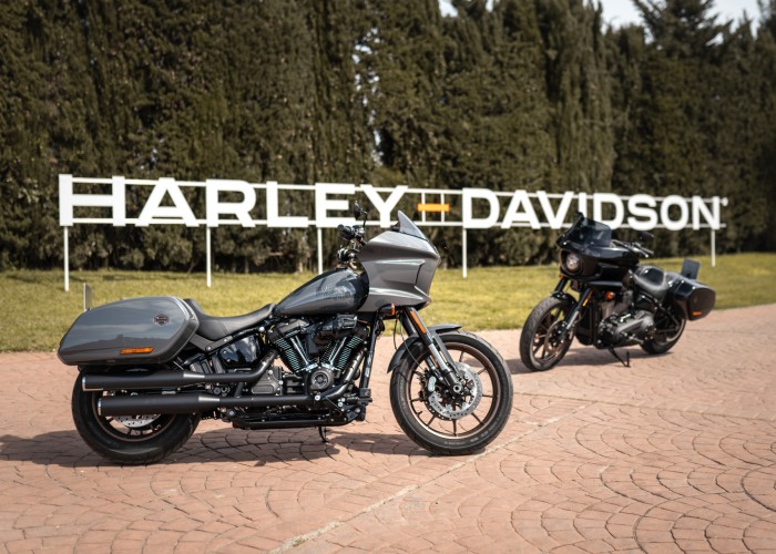 42 Harley Davidson Low Rider ST dwa kolory